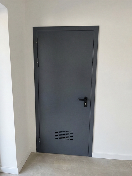 Серая дверь с отверстиями