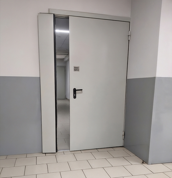 Служебная дверь