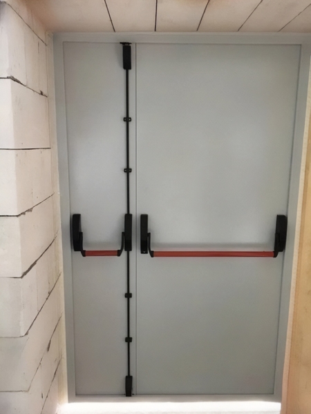 Дверь с ручками антипаника