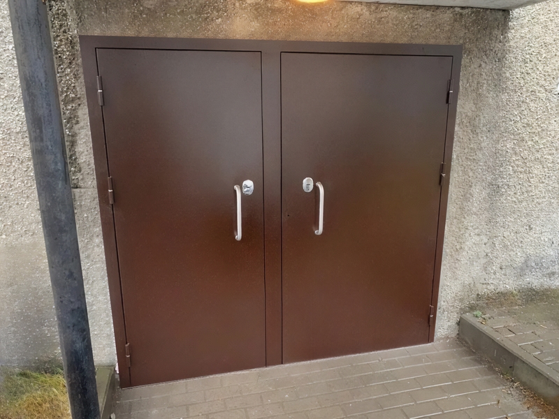 Коричневая двустворчатая дверь Коричневая двустворчатая дверь