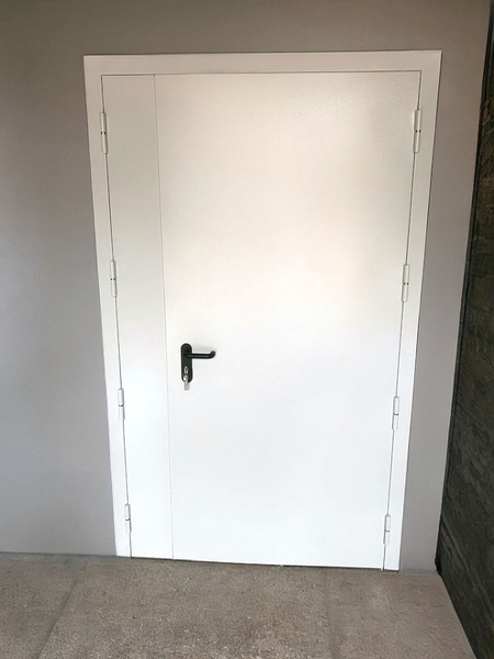 Белая полуторная дверь