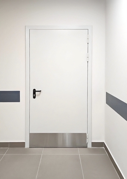 Дверь с отбойником