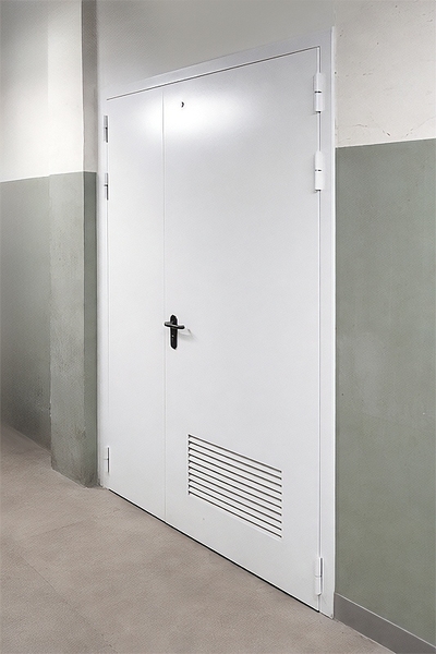 Дверь с вентрешеткой