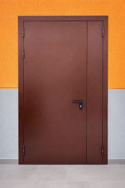 Дверь коричневого цвета