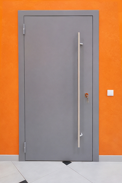 Дверь с длинной ручкой