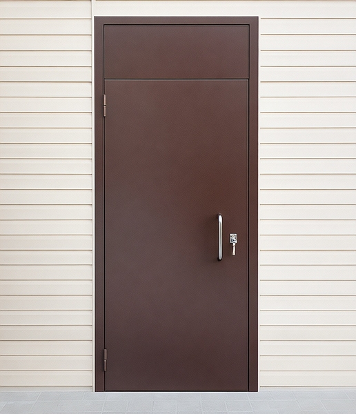 Коричневая дверь с фрамугой