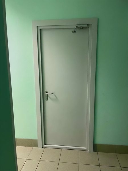 Дверь с доводчиком