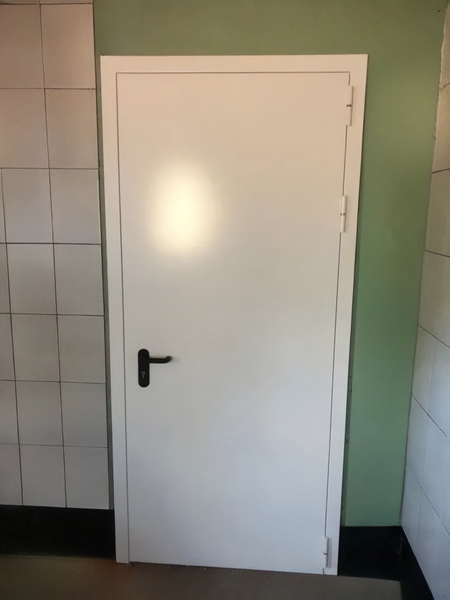 Белая огнеупорная дверь