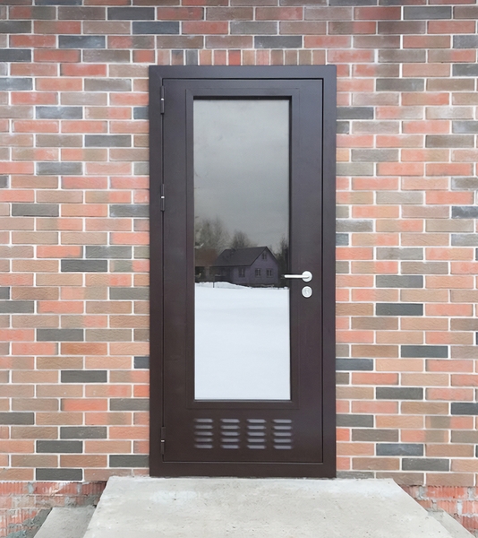 Остекленная дверь в бойлерную