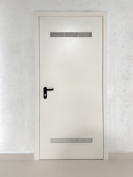 Дверь с узкими решетками