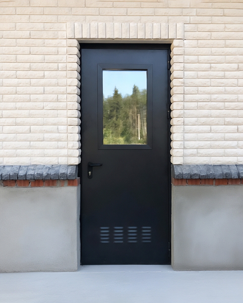 Дверь с отверстиями