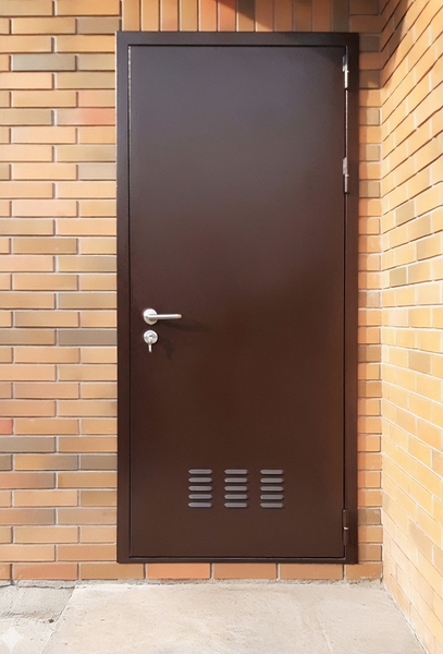 Дверь с вентрешеткой