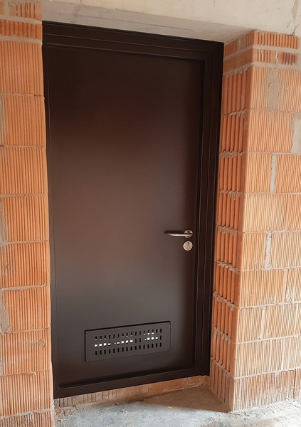 Дверь с вентрешеткой