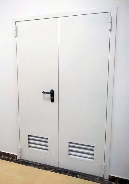 Двупольная дверь с вентиляцией Двупольная дверь с вентиляцией