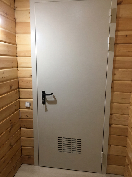 Дверь в котельной в доме