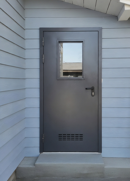 Дверь с остеклением