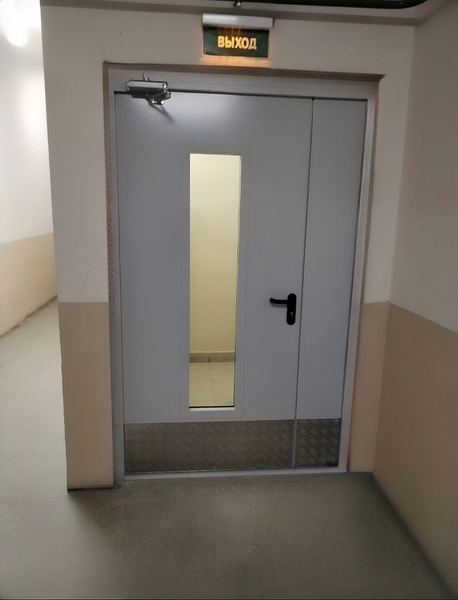 Полуторная противопожарная дверь с остеклением и с отбойником